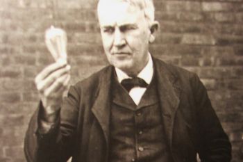 Thomas Edison con uno de sus inventos más conocidos: la bombilla